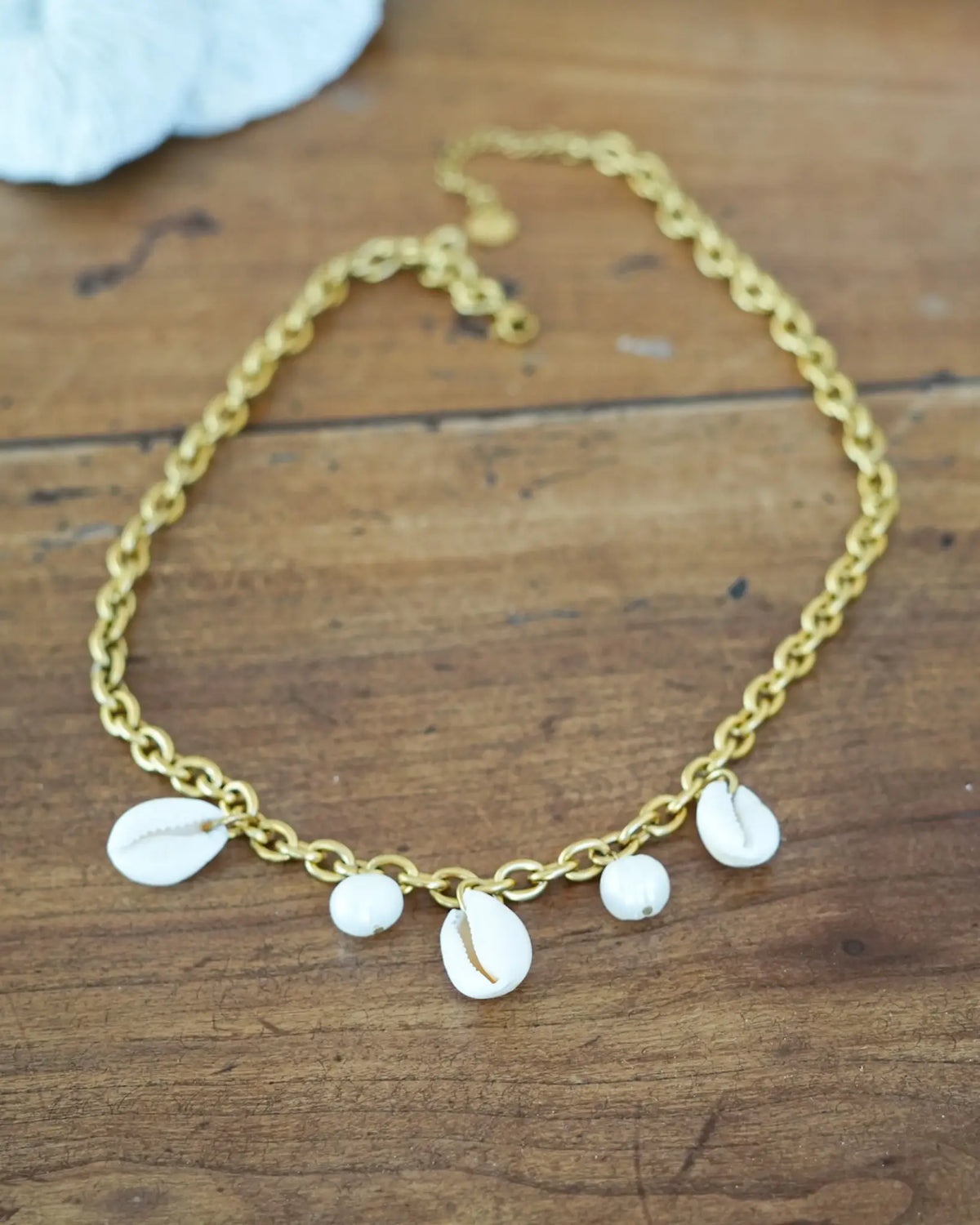 Collier Alizée à chaîne dorée, breloques en perles d’eau douce et coquillages, bijou fait main à La Réunion par Maye-Mayé en France