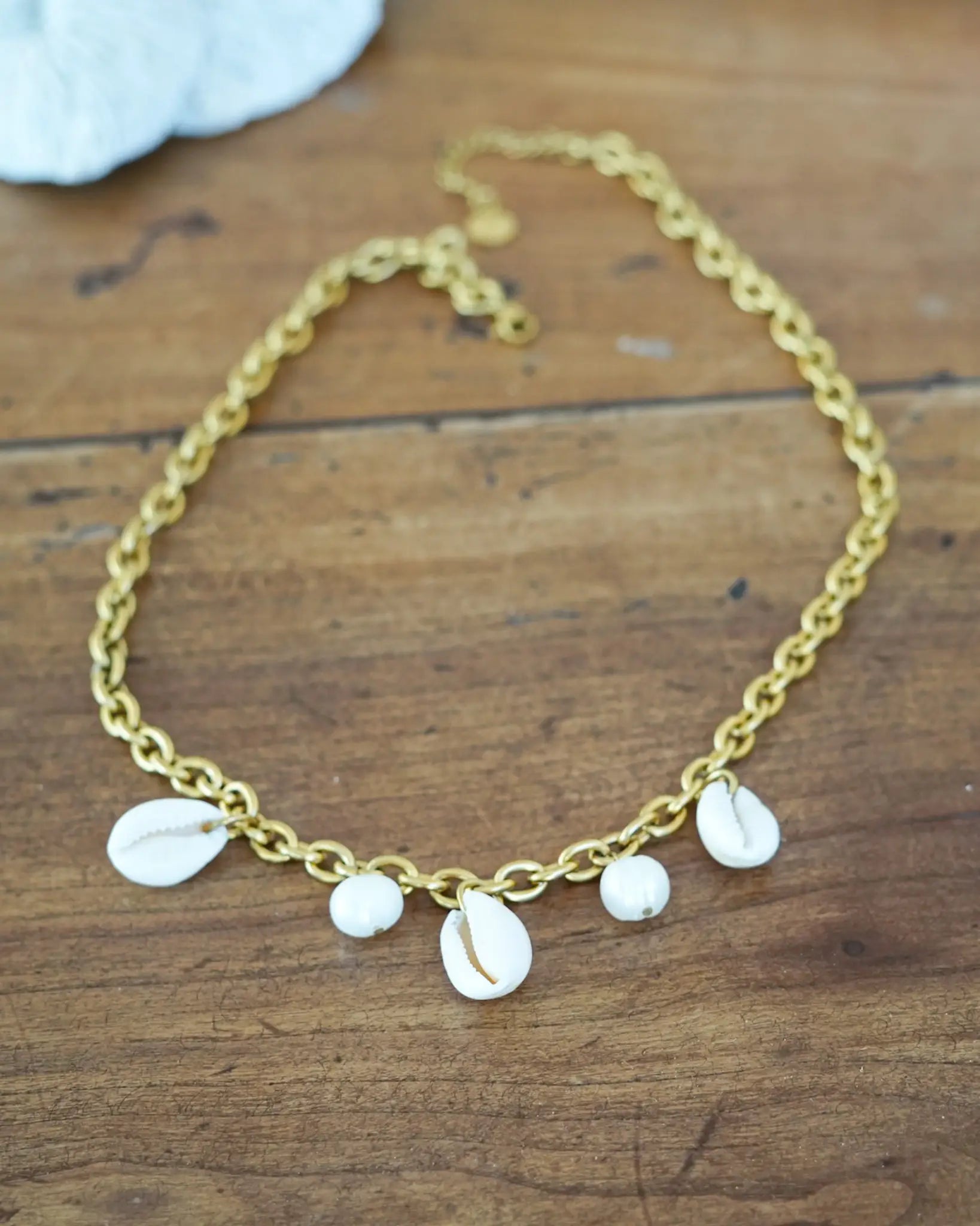 Collier Alizée à chaîne dorée, breloques en perles d’eau douce et coquillages, bijou fait main à La Réunion par Maye-Mayé en France
