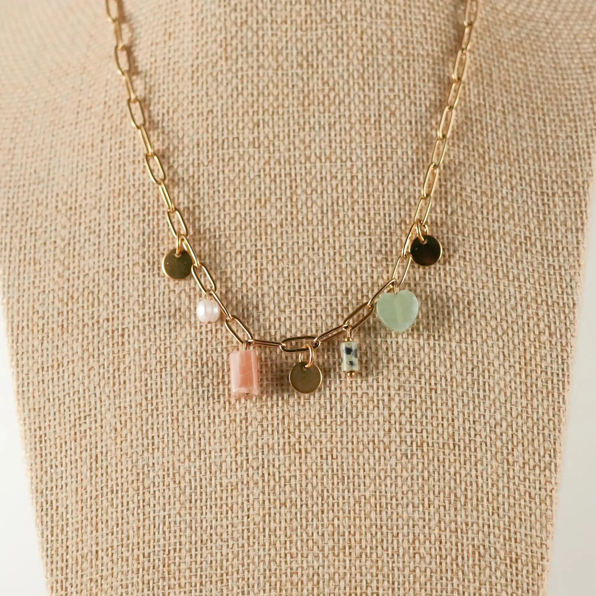 Collier Elora à breloques acier inoxydables et pierres naturelles fait main à La Réunion en France