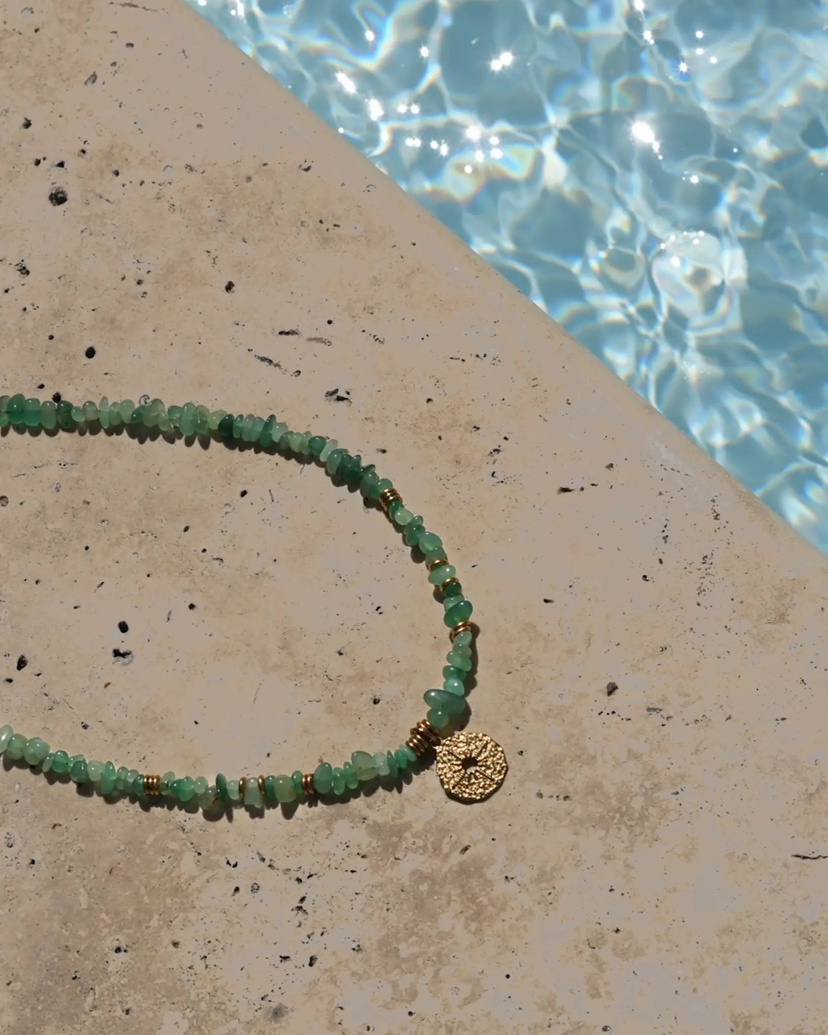 Collier Charlie en aventurine verte et médaillon doré, en acier inoxydable, bijou bohème fait main à La Réunion en France