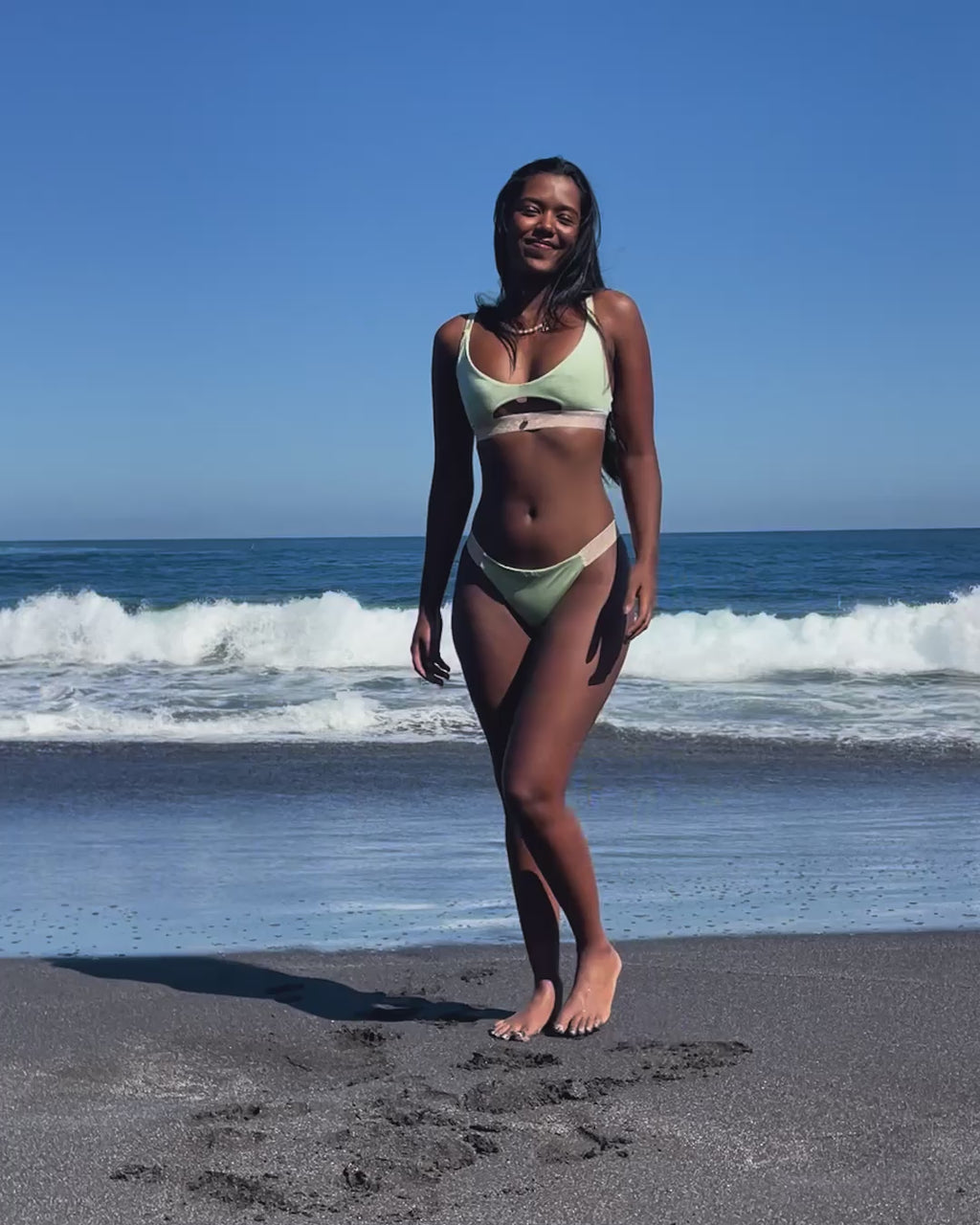 Vidéo du maillot bikini Mégara vert porté – échancré et sportif, tissu Carvico italien, marque Maye-Mayé, de la Réunion et France