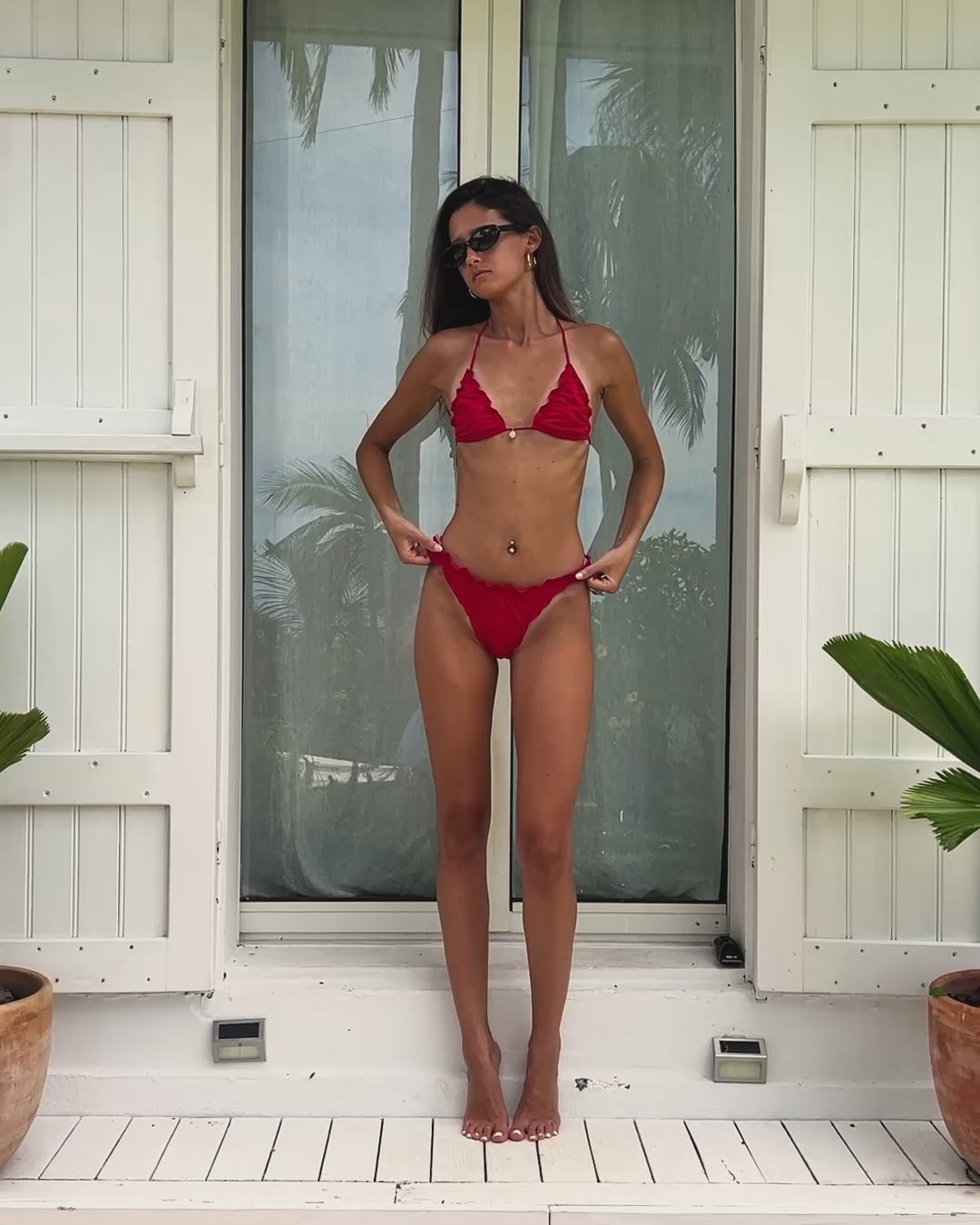 Vidéo du bikini Pandora rouge porté – maillot échancré à froufrous, tissu recyclé Carvico, création Maye-Mayé, marque réunionnaise et française
